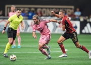 开云平台-美国足球队选手受伤退出比赛