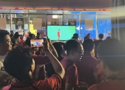 开云体育平台APP-包含球场上人声鼎沸，球迷热烈振臂高呼为心爱球队呐喊的词条