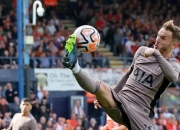 开云体育中国-热刺后卫奋力拦截，力保比分优势的简单介绍