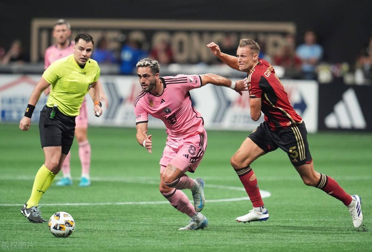 美国足球队选手受伤退出比赛