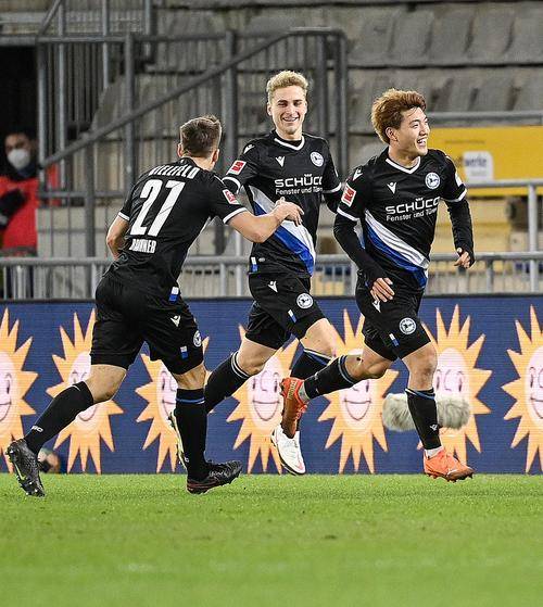 包含弗赖堡客场大胜，展现出强劲实力的词条