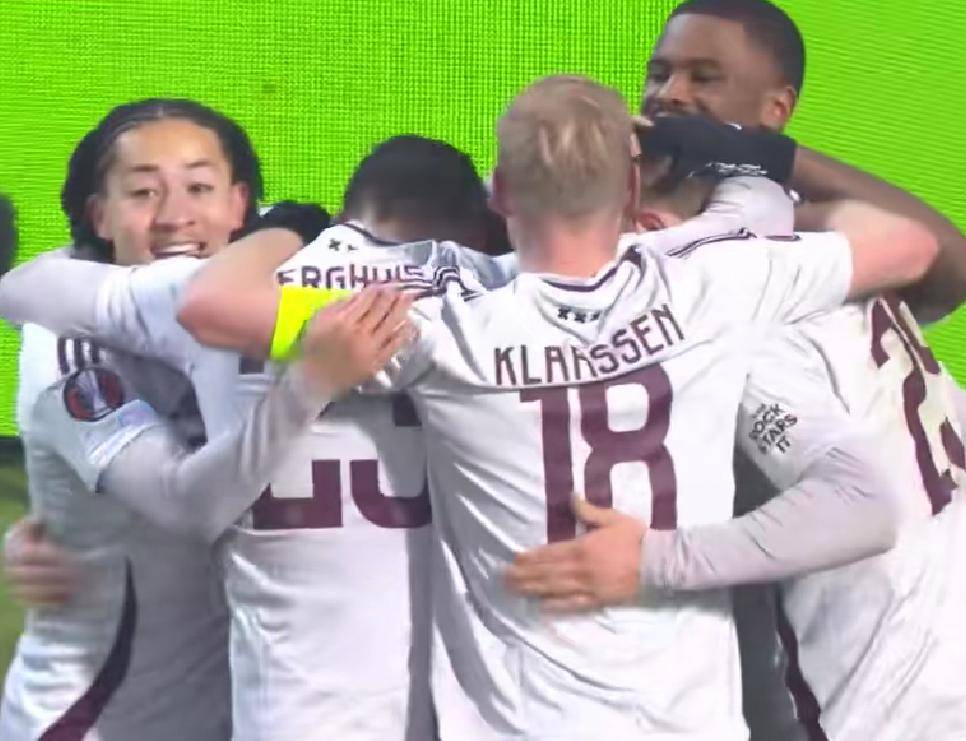 包含阿贾克斯大胜后庆祝，团结一心力争冠军的词条