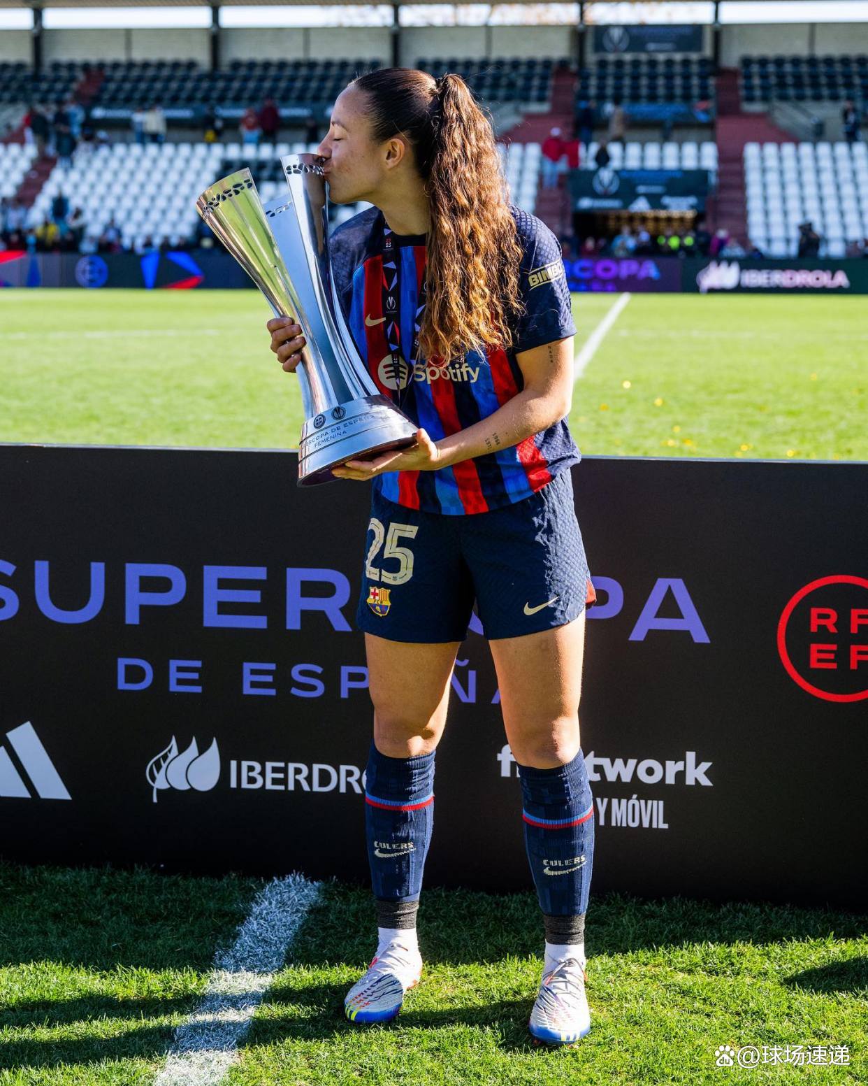 包含足球盛会令人陶醉：女队球员斗志昂扬夺冠的词条