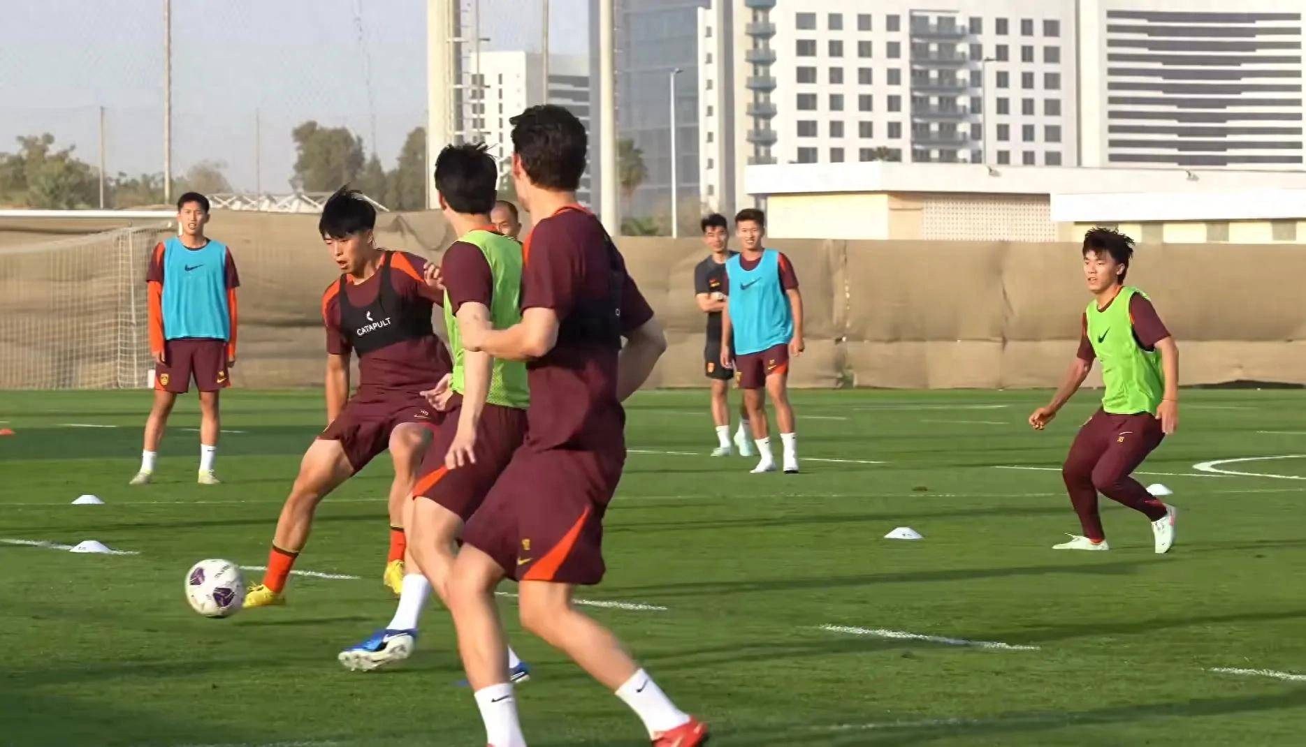 国足备战热身赛,球员状态火爆表现稳定 国足备战热身赛,球员状态火爆表现稳定