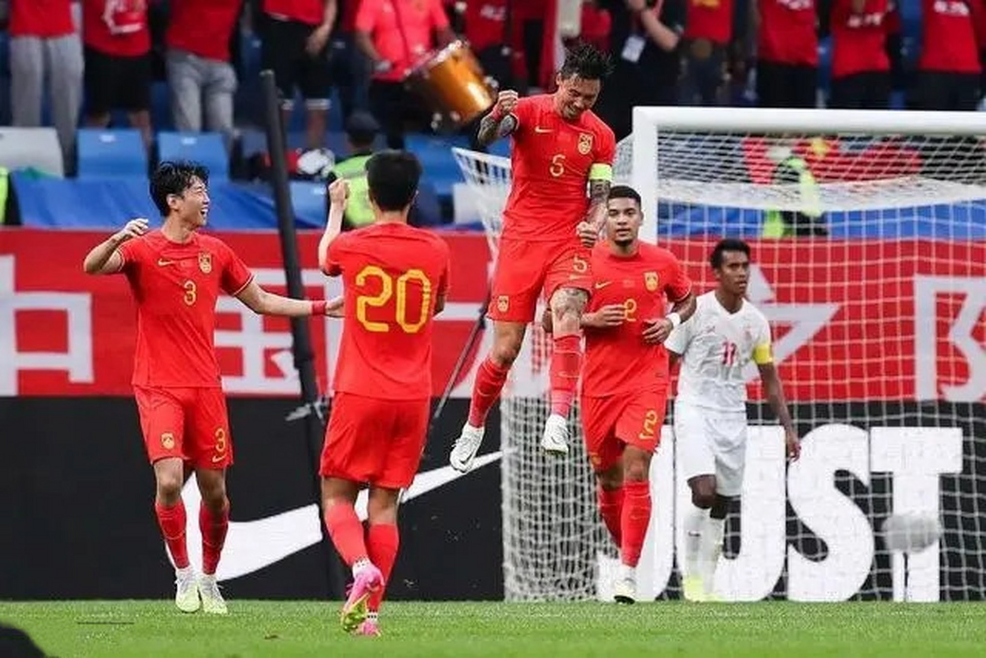 战胜劲旅的球队赢得国际赛事的关键胜利