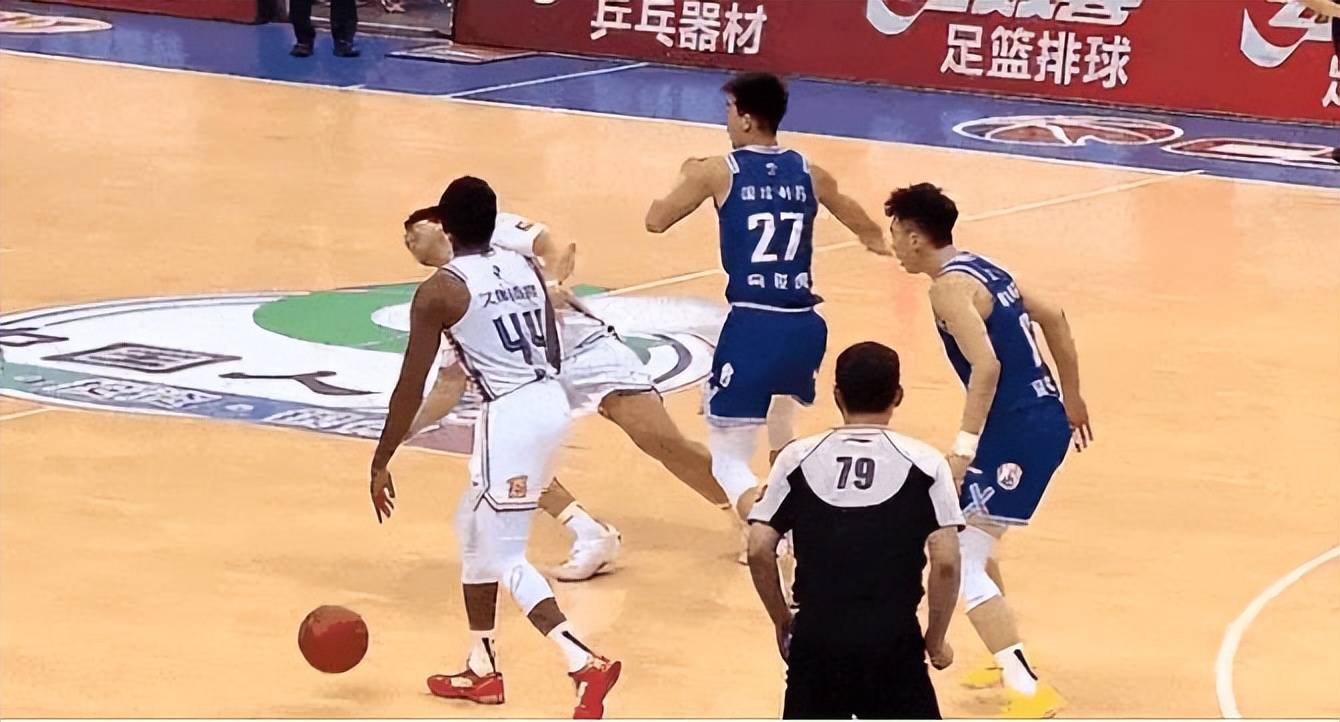 篮球赛事中出现了一场激烈的平局对决