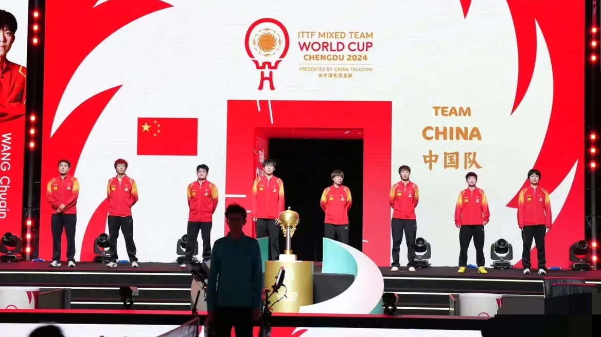 冠军球队庆功晚会欢腾动人，充满喜庆气氛的简单介绍