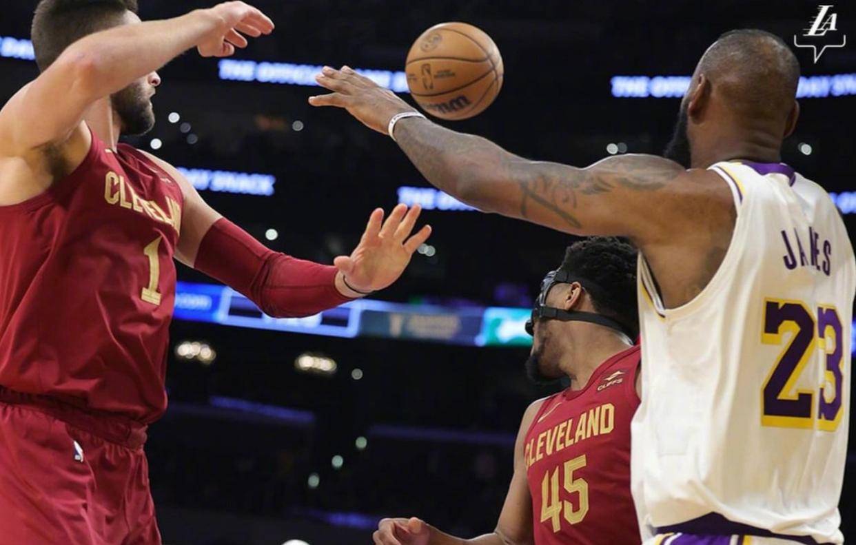 包含快船客场大胜湖人，伦纳德砍下三双表现毫无懈怠的词条