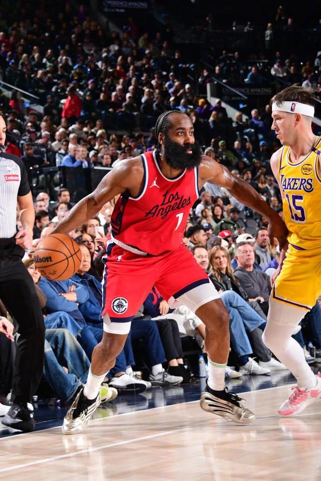 包含快船客场大胜湖人，伦纳德砍下三双表现毫无懈怠的词条