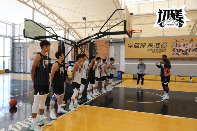 篮球训练营邀请NBA教练授课，提升运动员技术水平的简单介绍