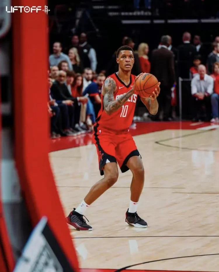 火箭主帅因伤离场，球队寻找新帅的简单介绍