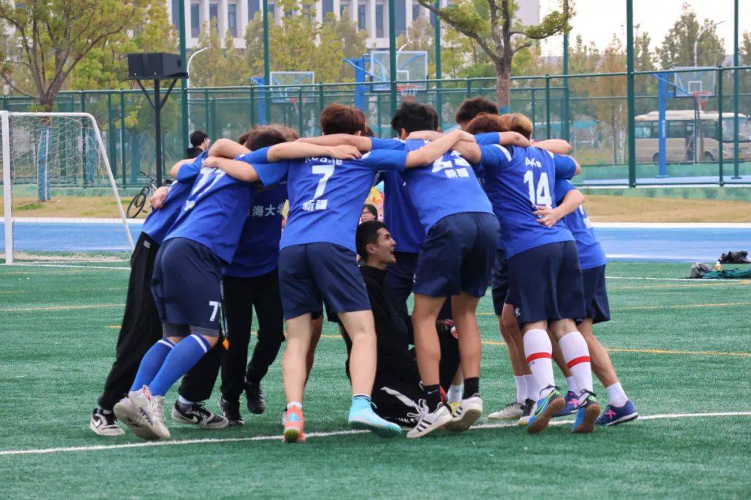 足球赛事频繁举办，球员们奋力拼搏的简单介绍