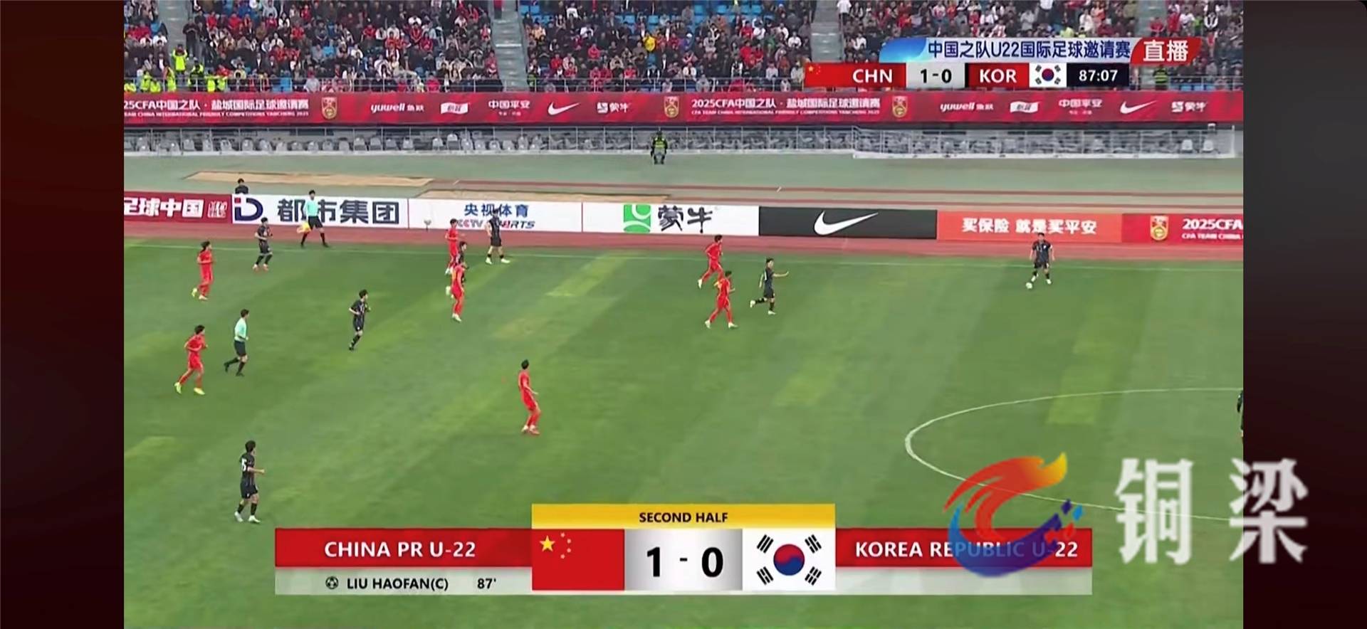 足球赛事频繁举办，球员们奋力拼搏的简单介绍