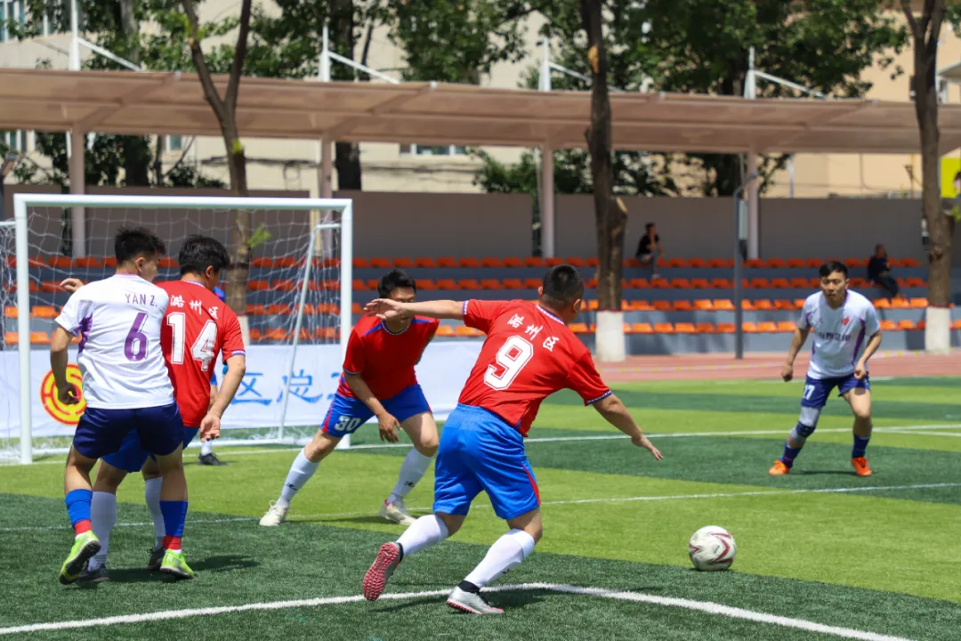 国内足球比赛场面火爆,各队斗志昂扬实力对比激烈的简单介绍 国内足球比赛场面火爆,各队斗志昂扬实力对比激烈的简单介绍