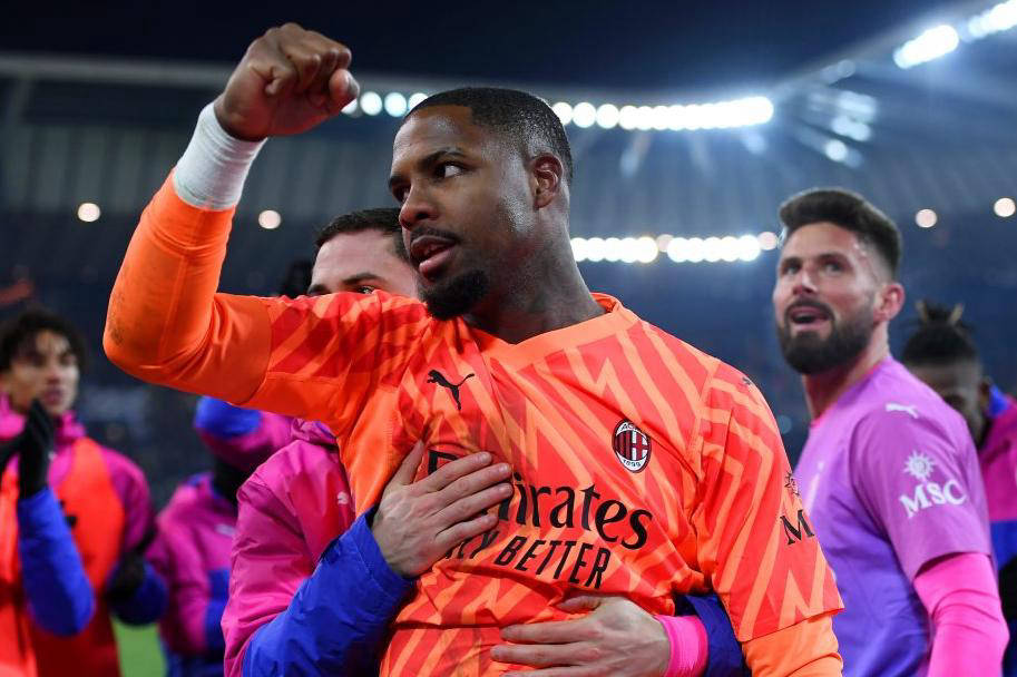 包含卡利亚里球迷抗议，要求俱乐部加强引援的词条