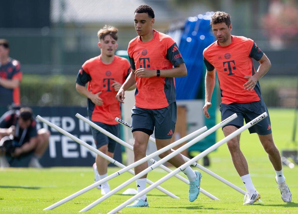 包含卡利亚里球迷抗议，要求俱乐部加强引援的词条