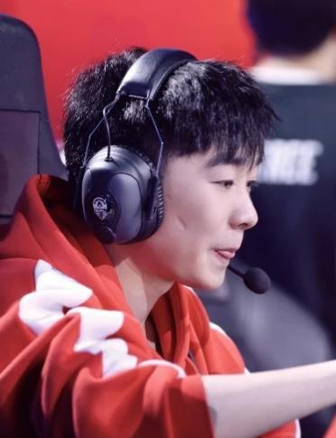 关于呼和浩特狼队卫冕篮球巅峰赛冠军，实力强劲的信息