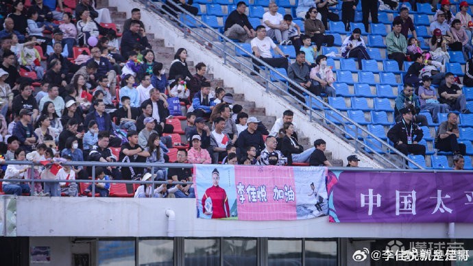 精湛技术展现，球员赢得掌声和赞誉