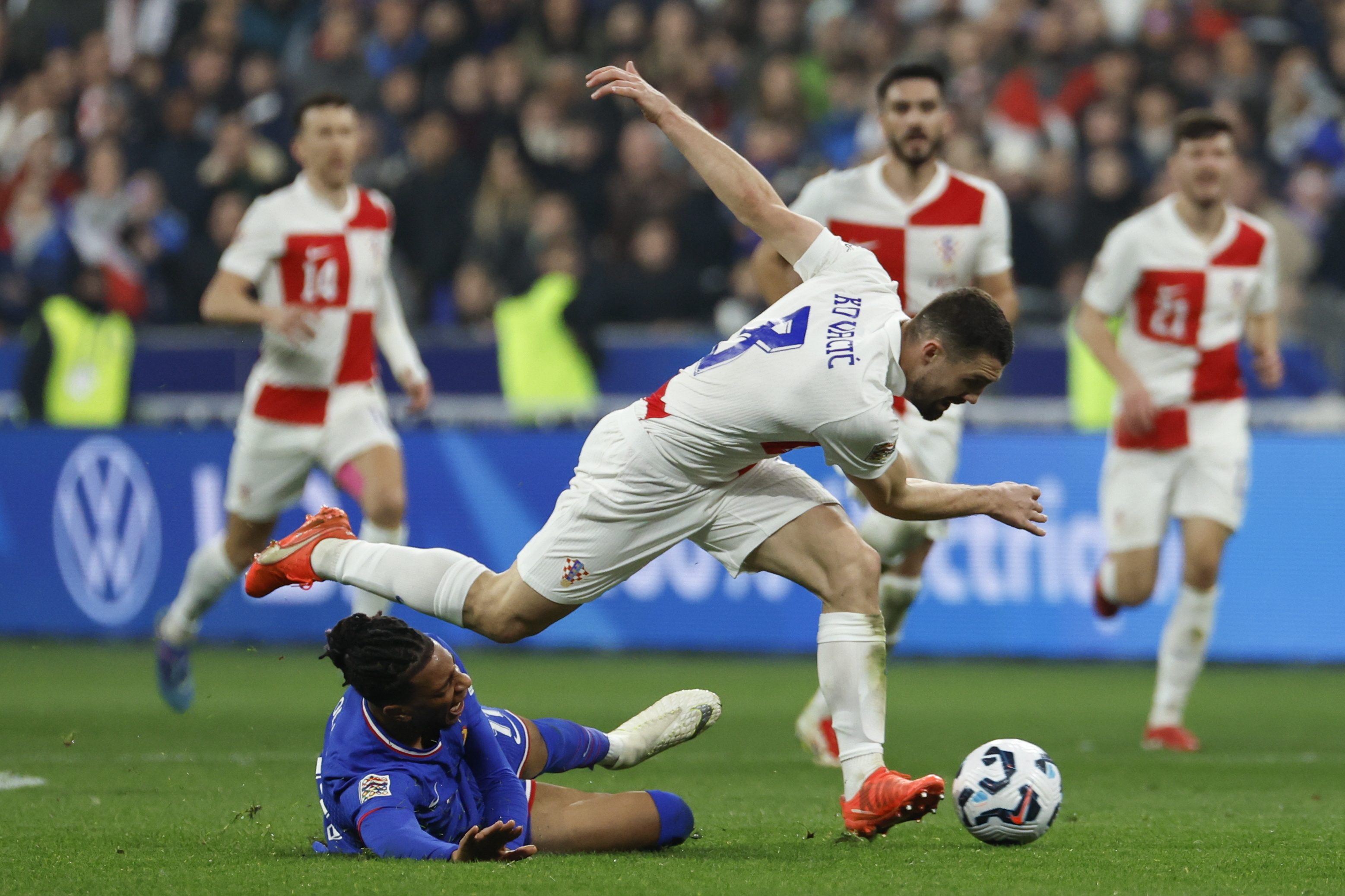 欧洲国家足球比赛迎来紧张一幕的简单介绍