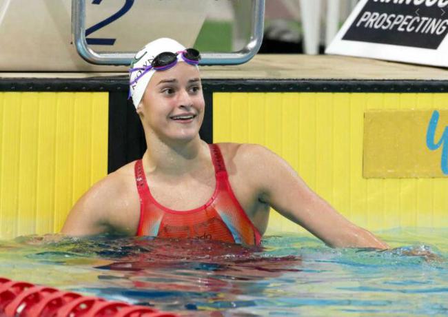 包含澳大利亚游泳选手刷新个人最佳成绩的词条