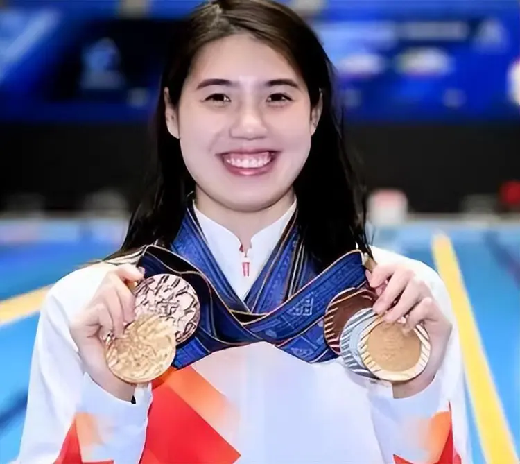 包含澳大利亚游泳选手刷新个人最佳成绩的词条