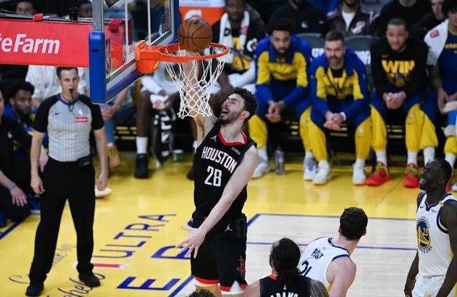 球队打出高效进攻,对手防线难以有效反击 球队打出高效进攻,对手防线难以有效反击