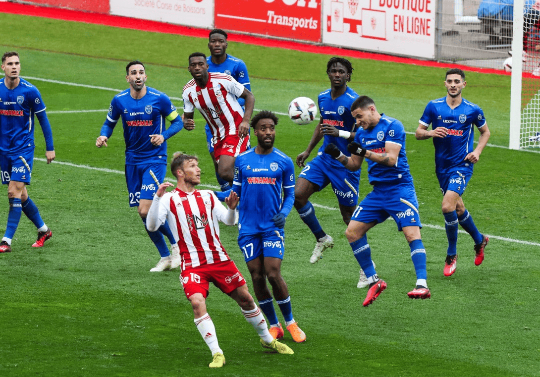 球队打出高效进攻,对手防线难以有效反击 球队打出高效进攻,对手防线难以有效反击