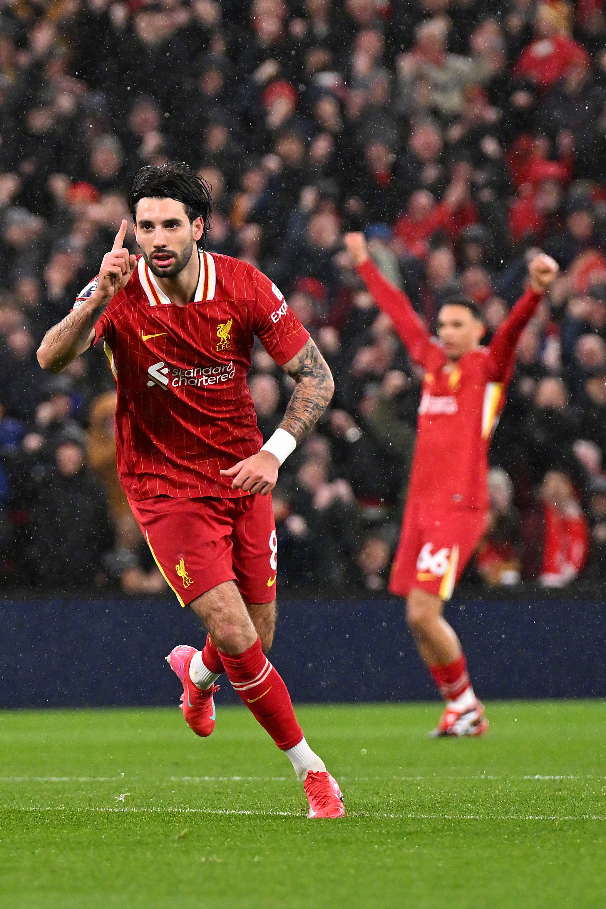 包含利物浦球员抵达训练基地：备战周末比赛的词条