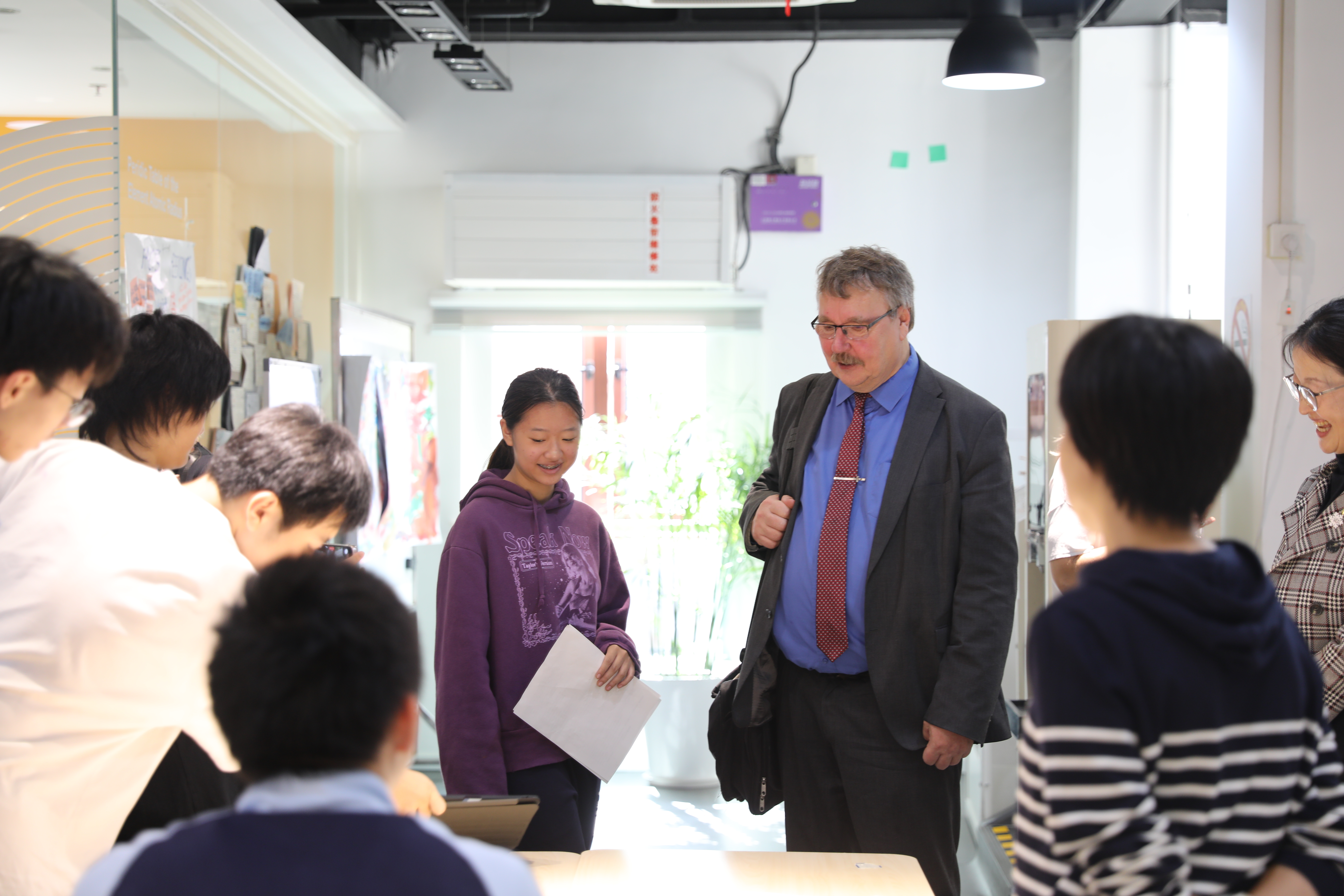 包含芬兰代表团喜获多面奖牌，闪闪发光的词条