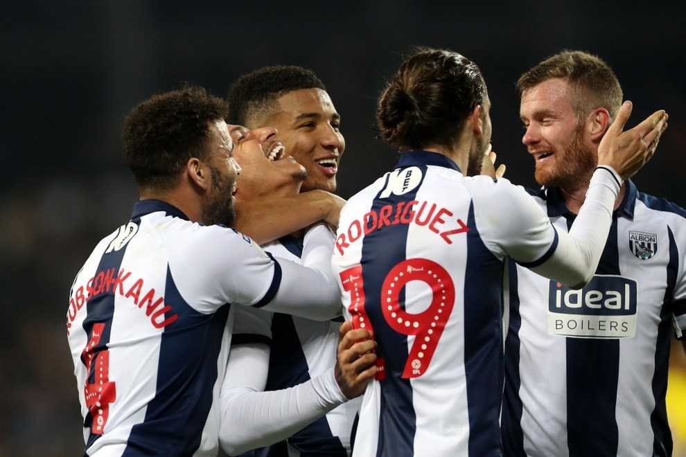 包含斯旺西连胜维冈，重返升班马榜首的词条