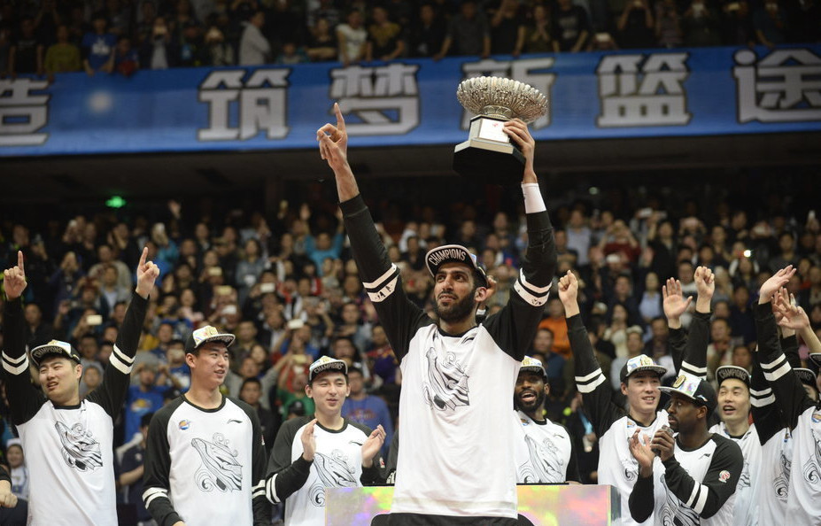 篮球职业联赛球员争先恐后