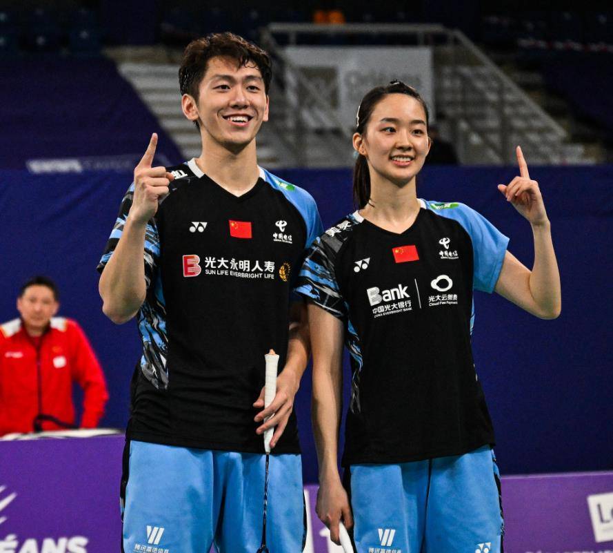 羽毛球项目选手小心翼翼应对对手