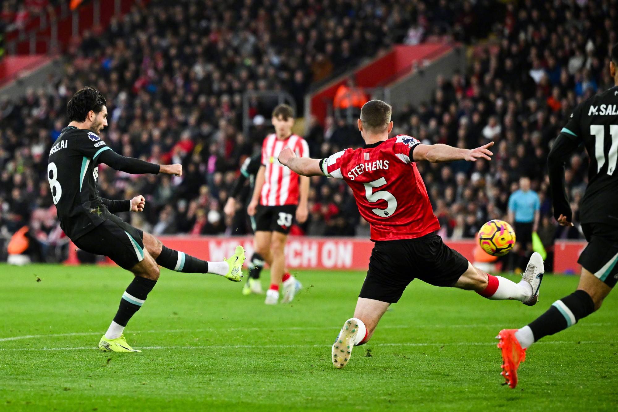 利物浦前锋破门，助球队逆转取胜