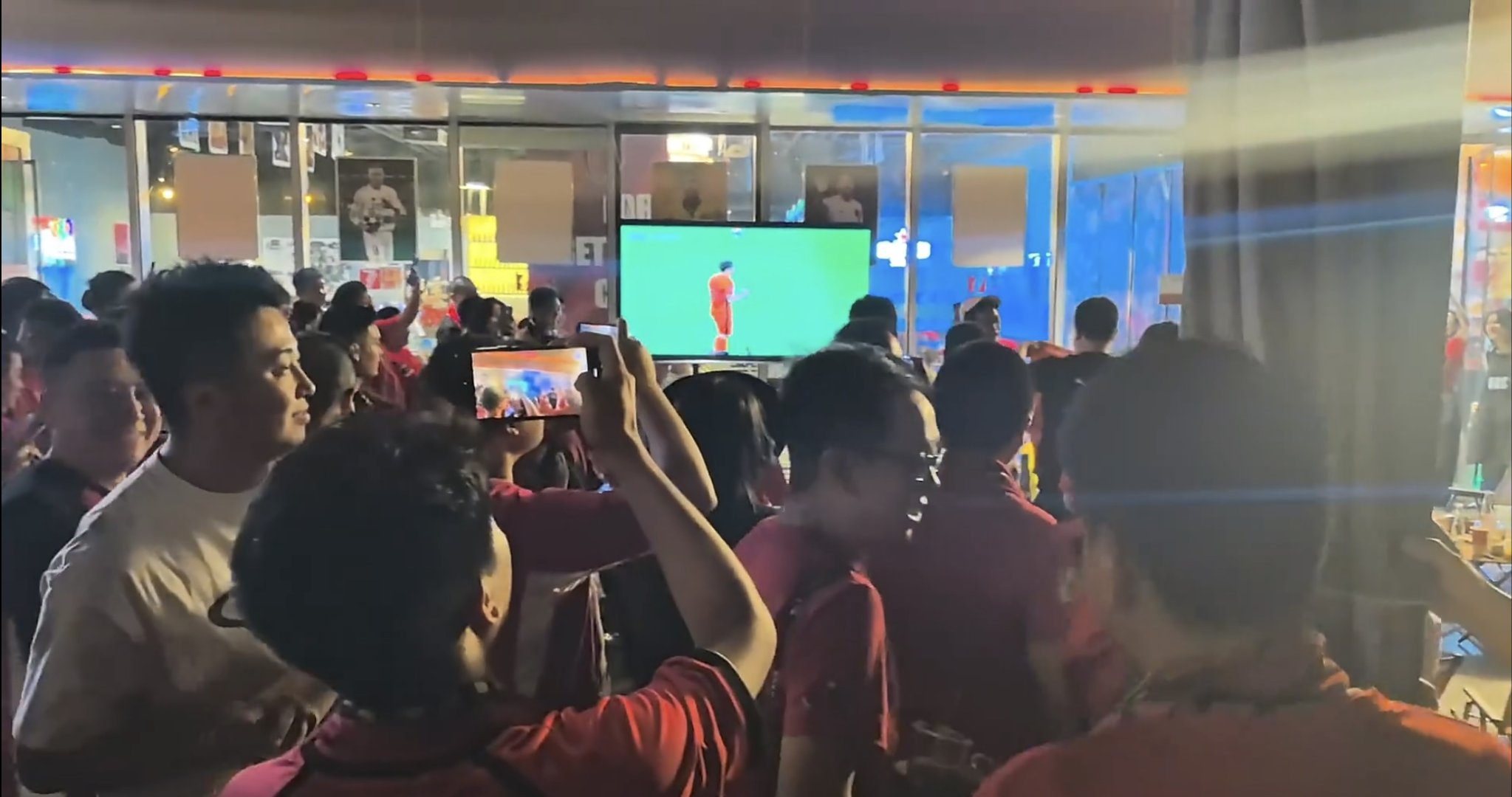 包含球场上人声鼎沸,球迷热烈振臂高呼为心爱球队呐喊的词条 包含球场上人声鼎沸,球迷热烈振臂高呼为心爱球队呐喊的词条