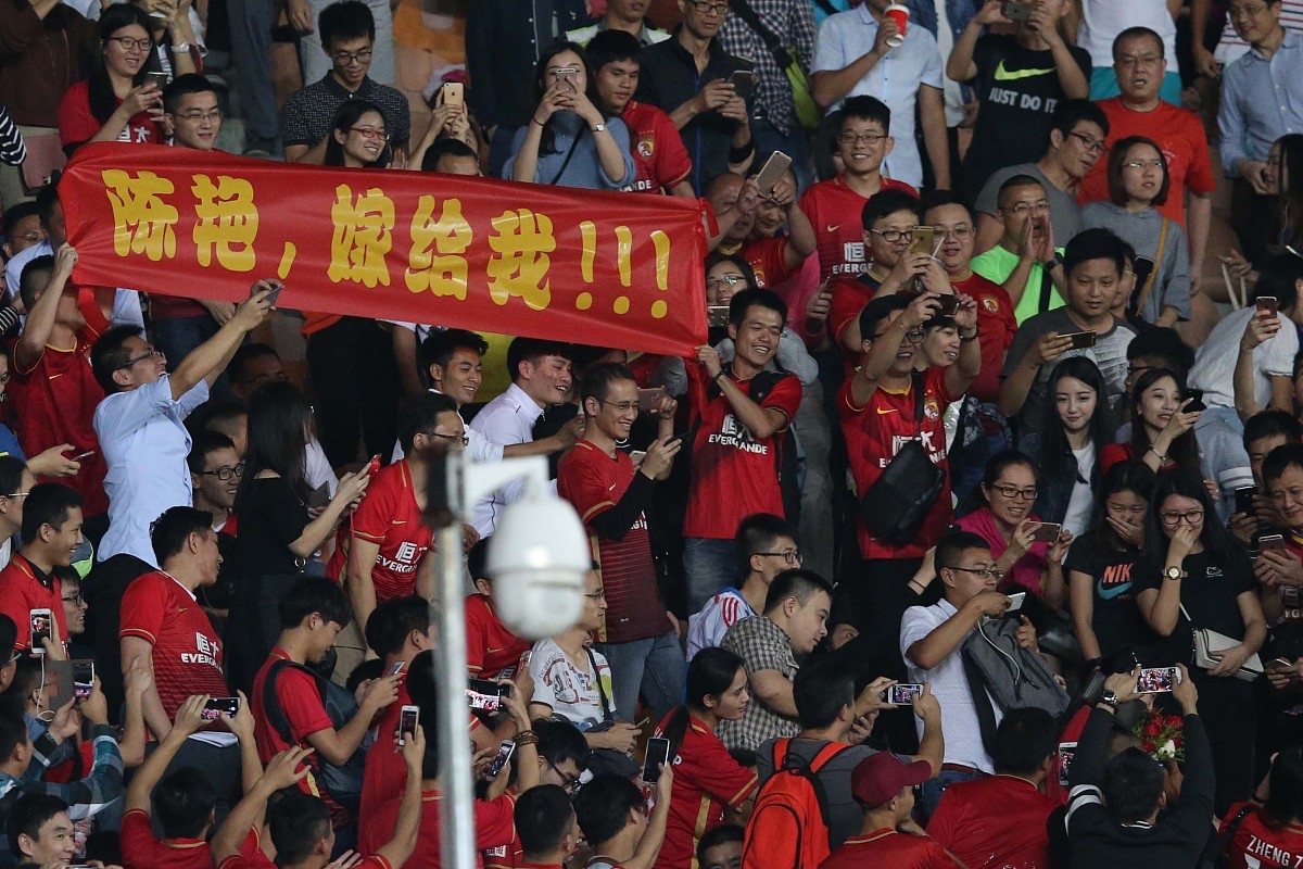 包含球场上人声鼎沸,球迷热烈振臂高呼为心爱球队呐喊的词条 包含球场上人声鼎沸,球迷热烈振臂高呼为心爱球队呐喊的词条