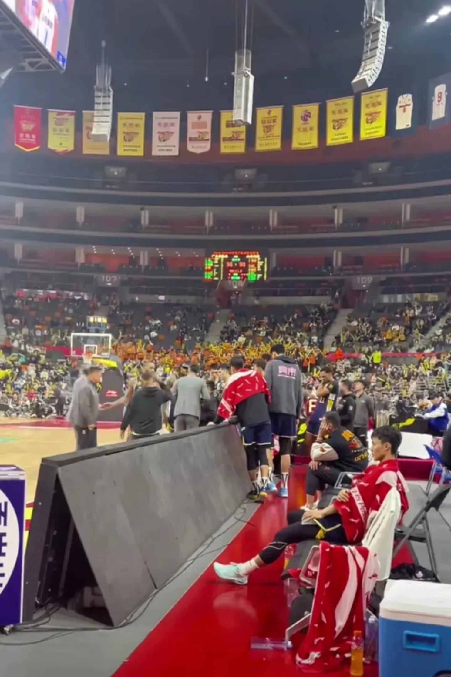 精彩比赛高潮迭起,球迷尖叫不断 精彩比赛高潮迭起,球迷尖叫不断