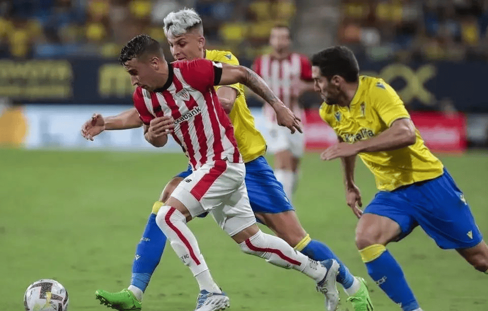 里尔在比赛中表现出色，击败对手