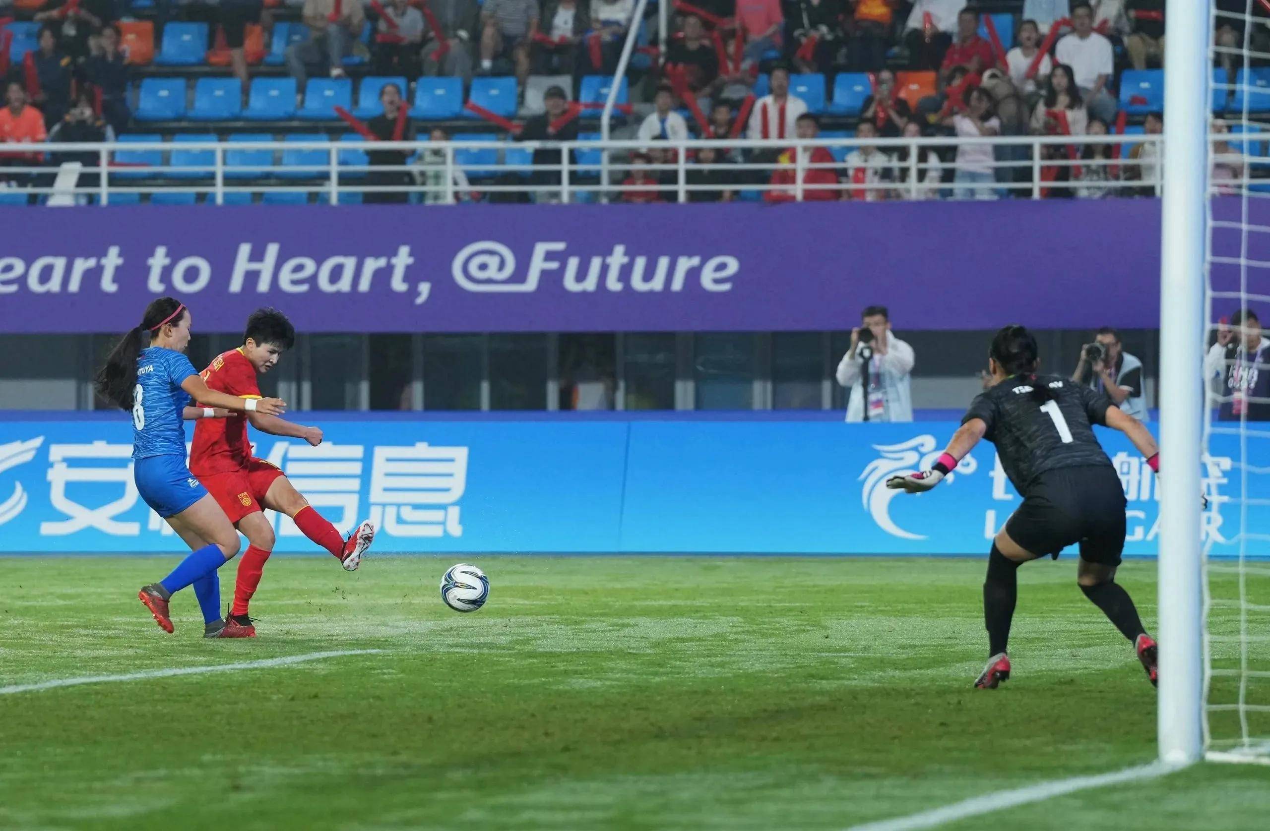 关于中国女足队员团结协作,攀登胜利之巅的信息 关于中国女足队员团结协作,攀登胜利之巅的信息