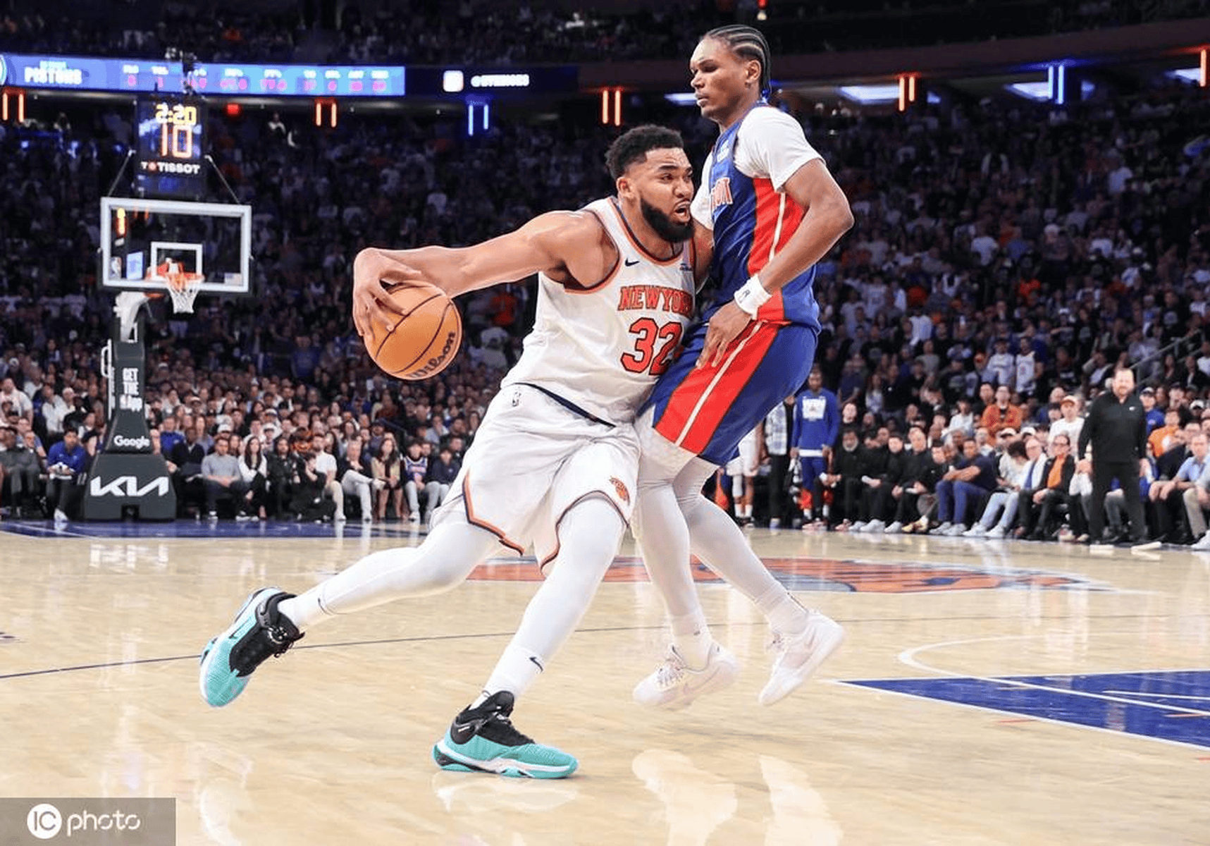 球队整体攻防出色,击溃对手 球队整体攻防出色,击溃对手