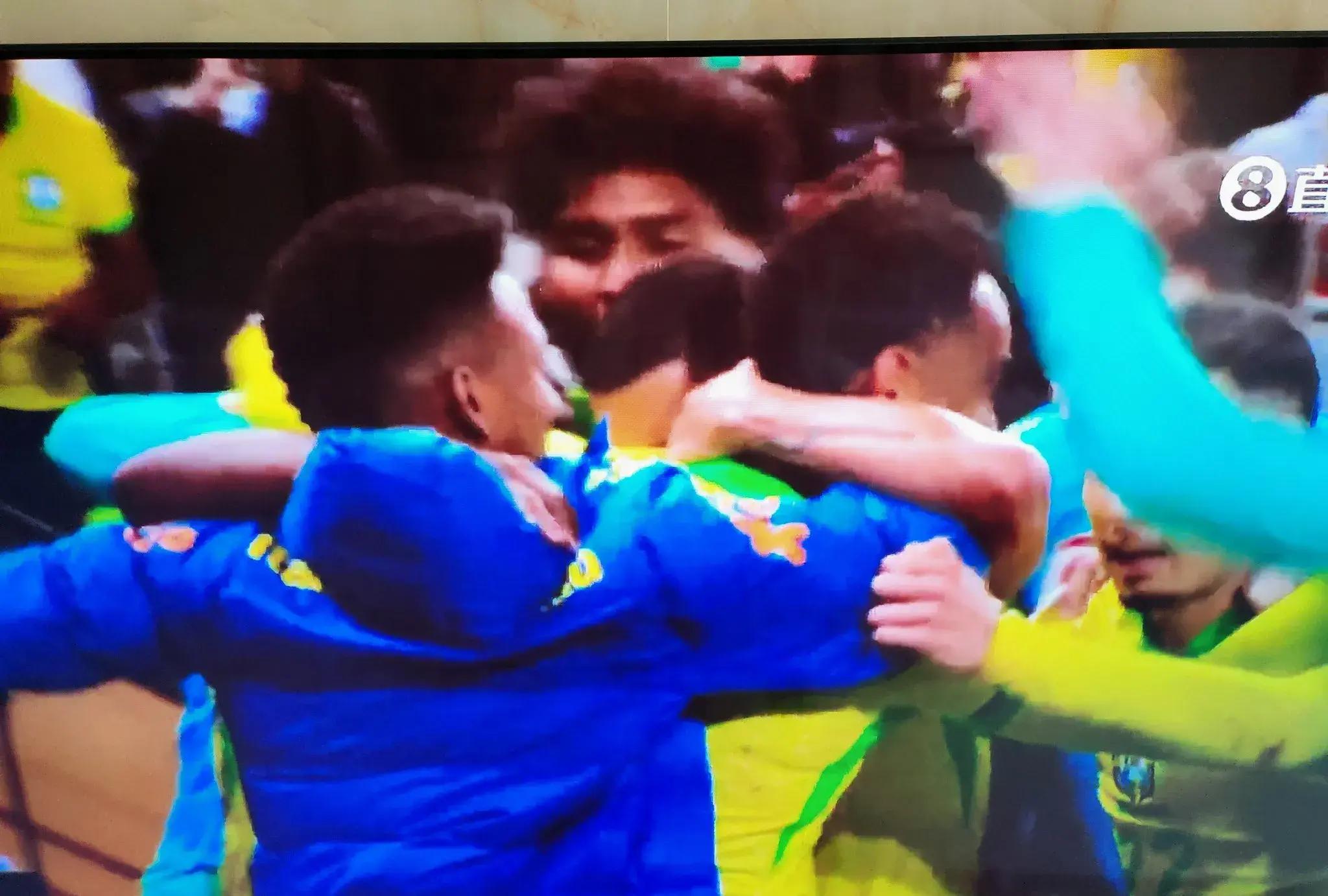 球队整体攻防出色,击溃对手 球队整体攻防出色,击溃对手