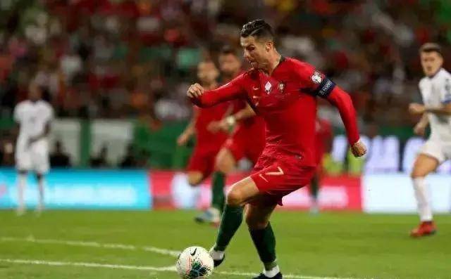 关于足球巨星齐聚，精彩对抗再掀激情足球狂潮的信息