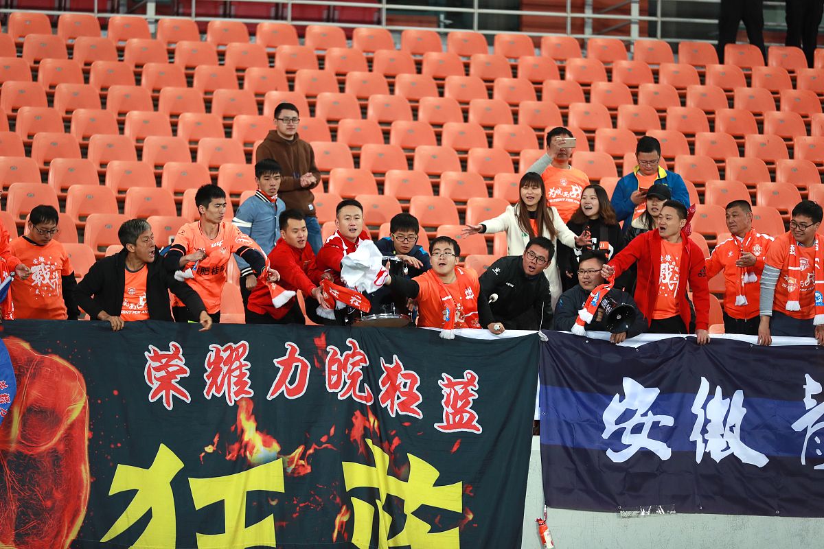 重庆力帆足球俱乐部球员面对强敌拼尽全力的简单介绍