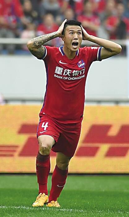 重庆力帆足球俱乐部球员面对强敌拼尽全力的简单介绍