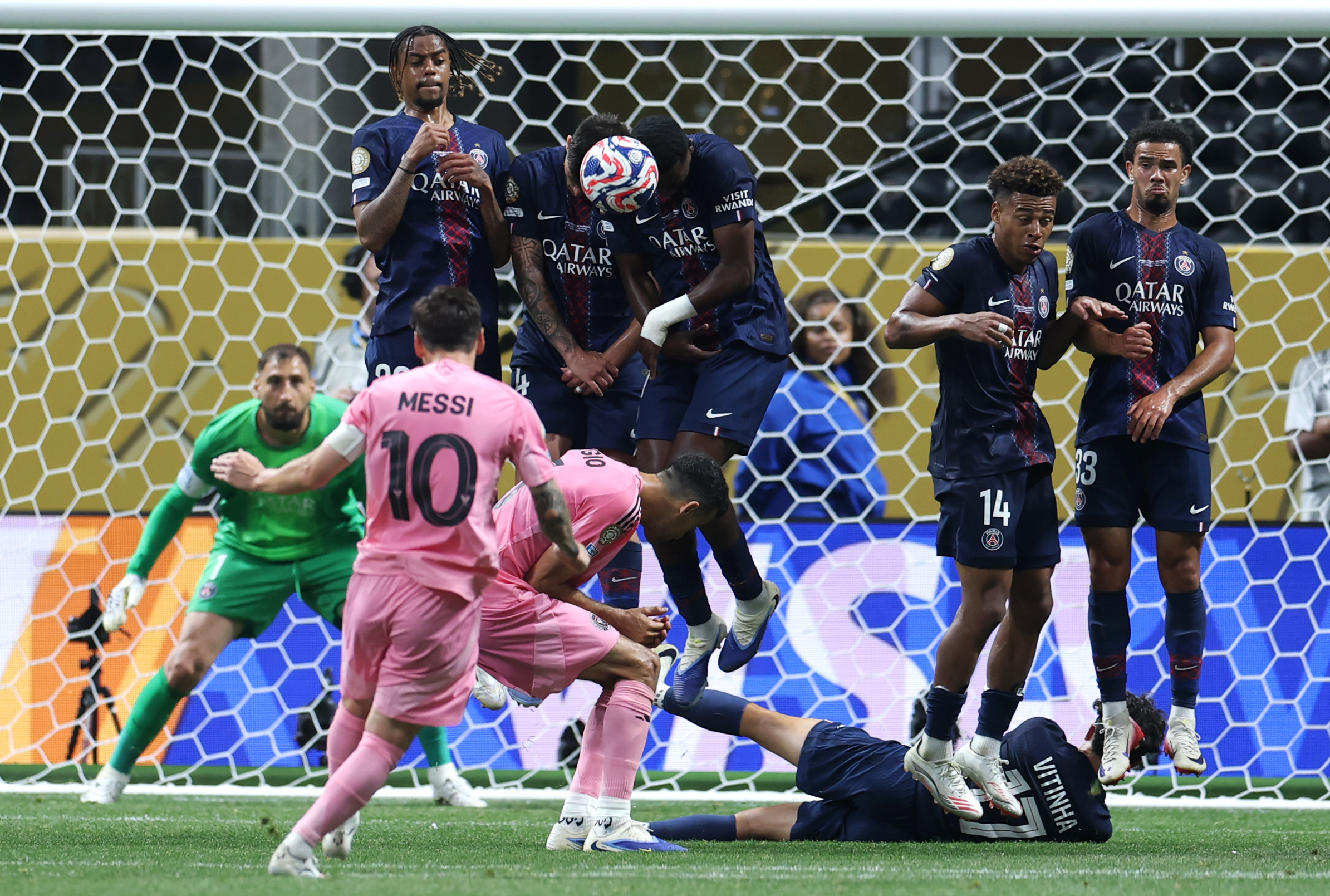 包含巴黎圣日耳曼豪取胜利，稳固小组赛领先的词条