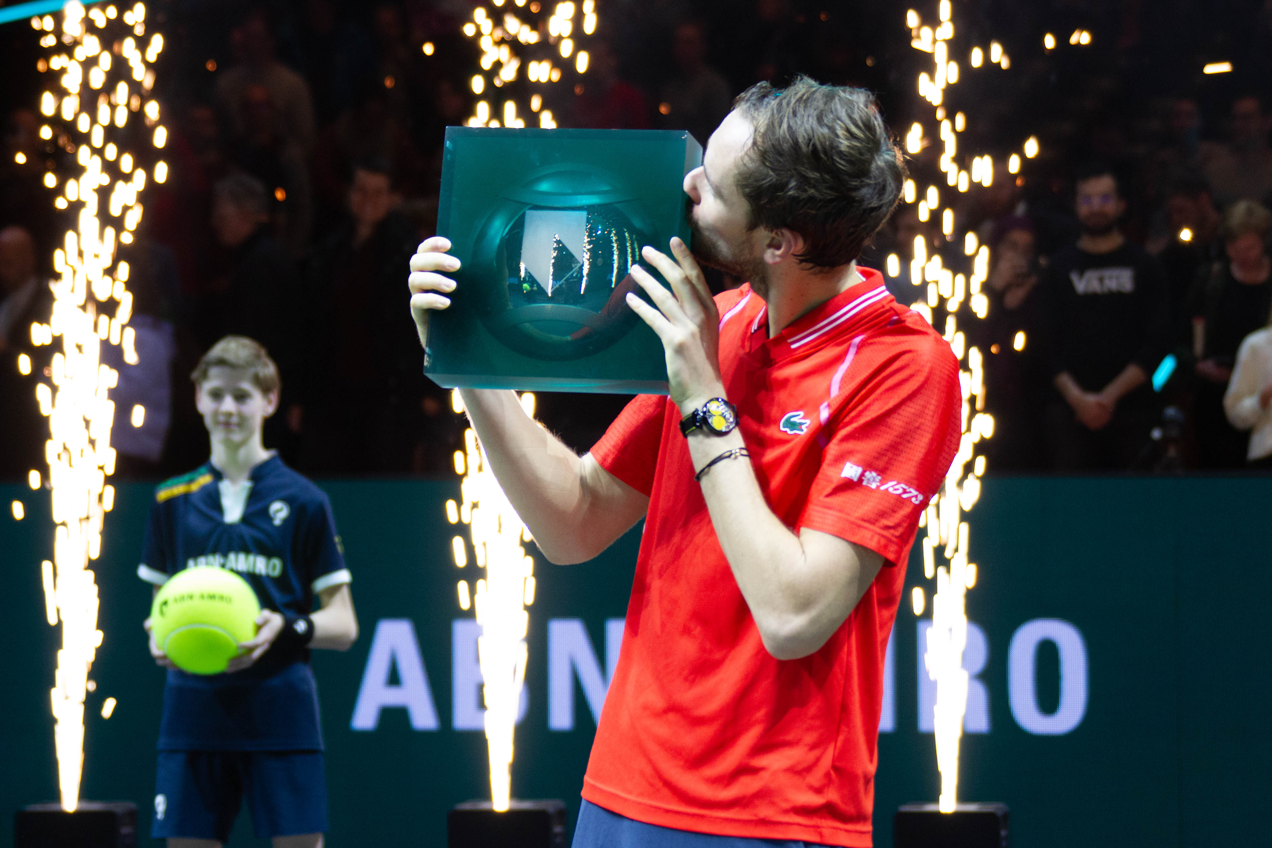 包含西班牙网球队翻盘日本网球队，梅德韦杰夫送出助攻的词条