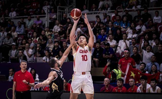 篮球选手刷新世界纪录,震撼全场的简单介绍 篮球选手刷新世界纪录,震撼全场的简单介绍