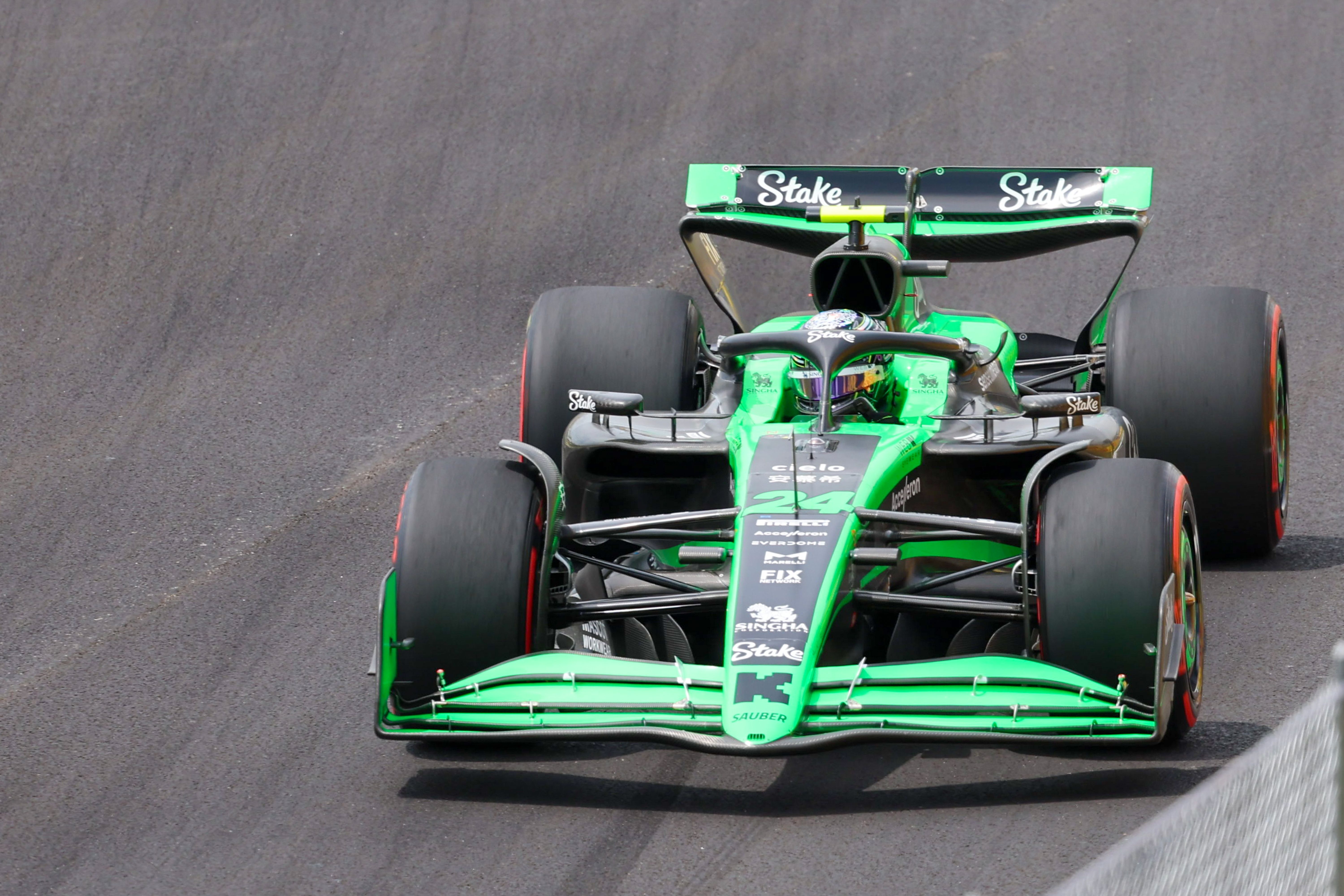 包含索伯车队碾压红牛二队，周冠宇带队取胜的词条